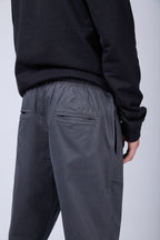 JOGGER RENÉ GABARDINA GRIS TOPO