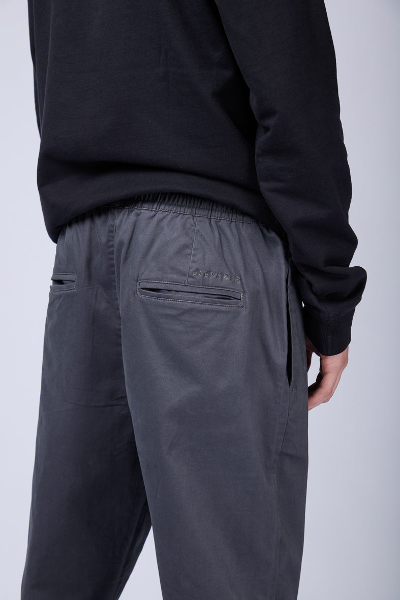 JOGGER RENÉ GABARDINA GRIS TOPO