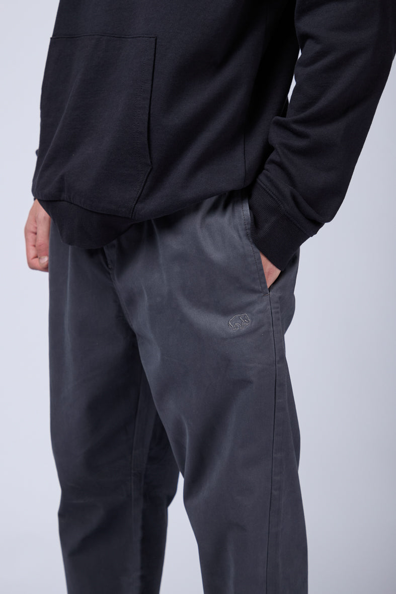 JOGGER RENÉ GABARDINA GRIS TOPO